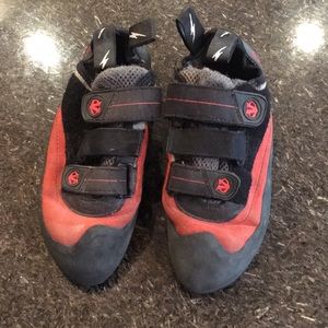 Kids Evolve climbing shoes (size 6)